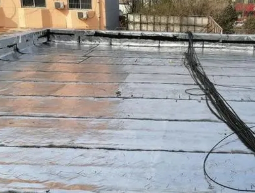 三台卫生间漏水维修公司分享下三台屋面楼顶防水刚性防水层施工要点。